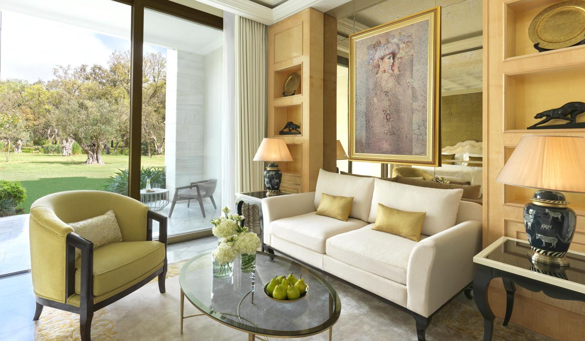 Chambre Lit King-Size Deluxe avec Terrasse - Vue sur Complexe Hôtelier