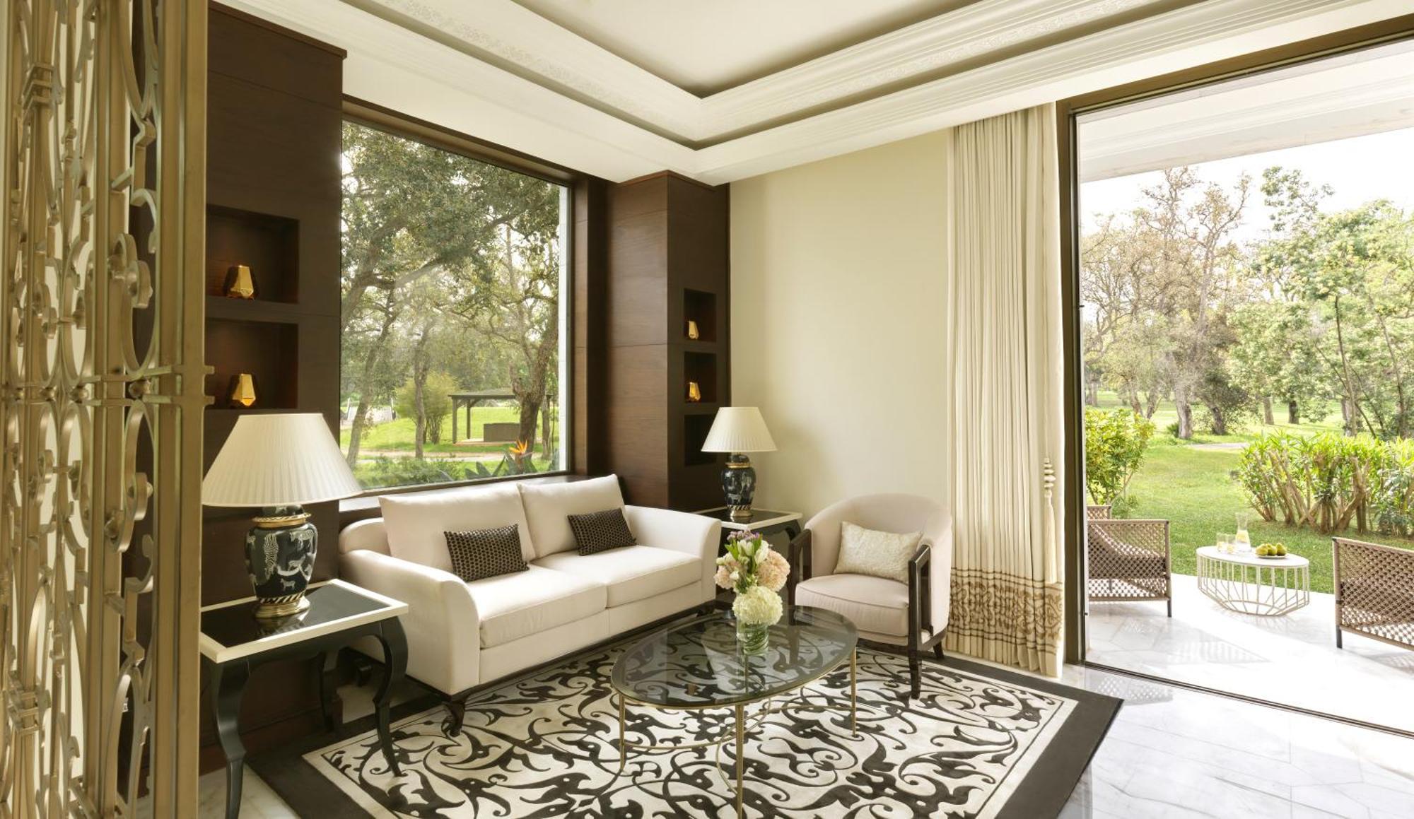 Chambre Lit King-Size Supérieure avec Terrasse - Vue sur Piscine